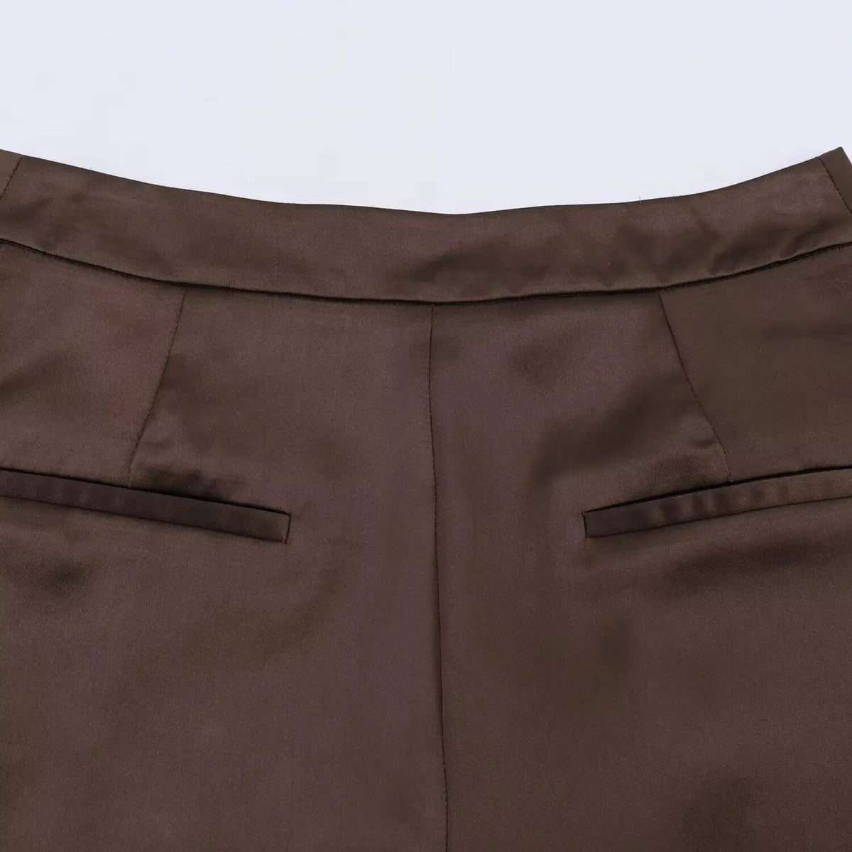 Mini shorts satinati Xylia con bordo in pizzo
