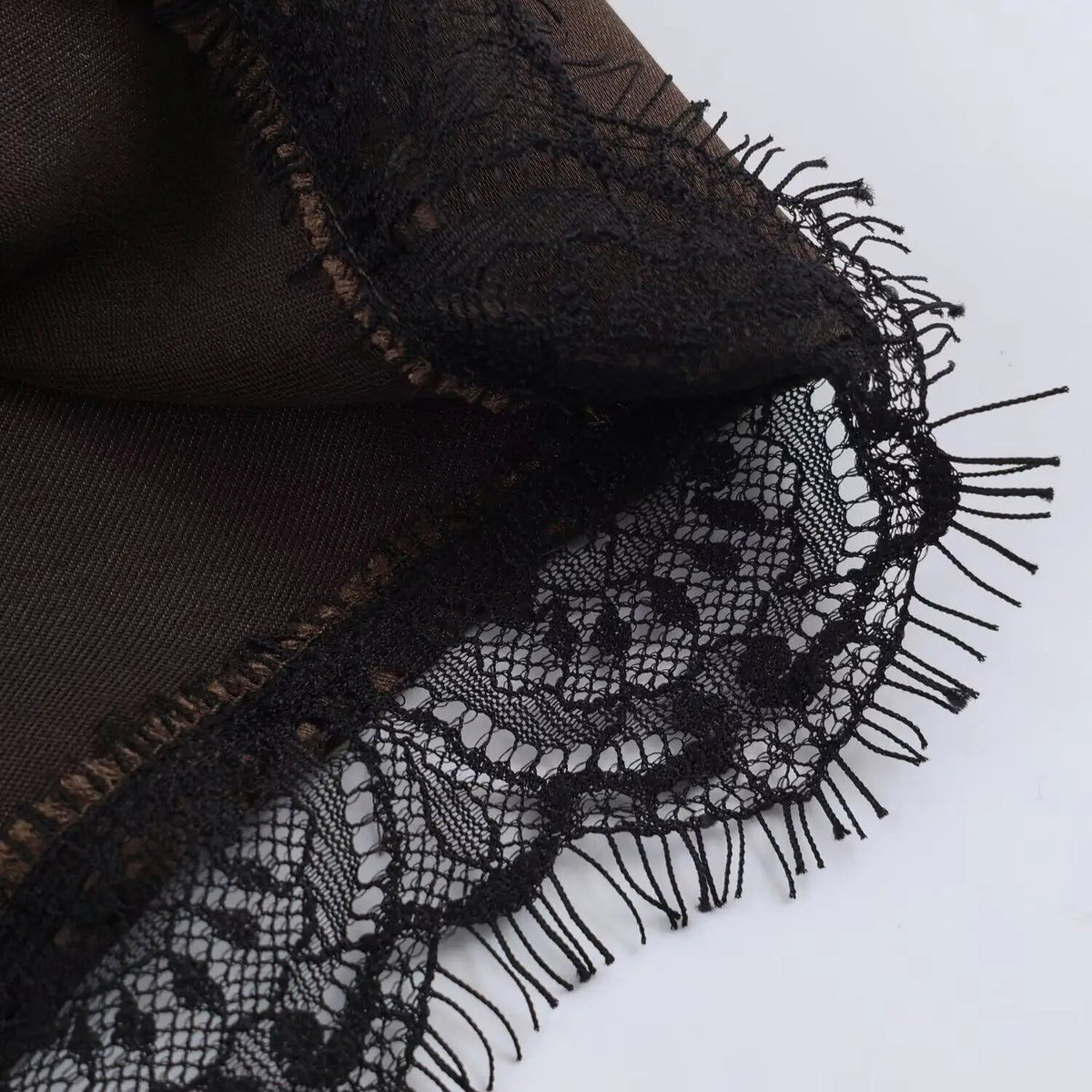 Mini shorts satinati Xylia con bordo in pizzo