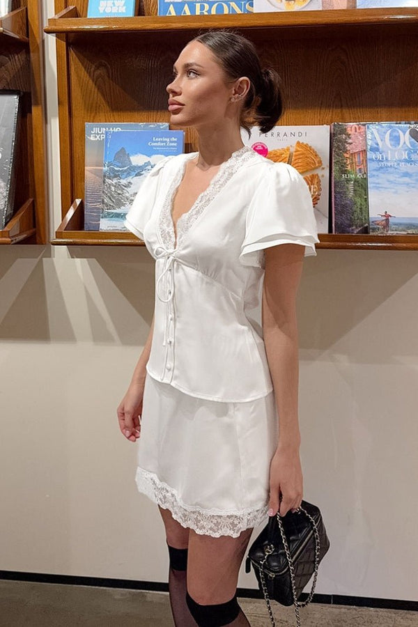 Completo Zoe con gonna in raso e pizzo, scollo a V e cintura in vita
